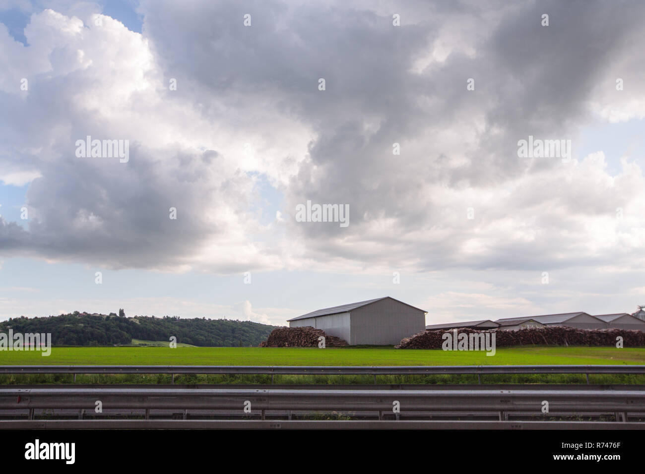 Landschaft mit landwirtschaftlichen Gebäuden und gestapelten Stämme, Francenigo, Venetien, Italien Stockfoto