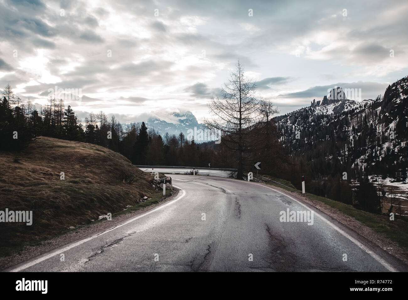 Ländliche Straße in die schneebedeckten Berge, Dolomiten, Italien Stockfoto