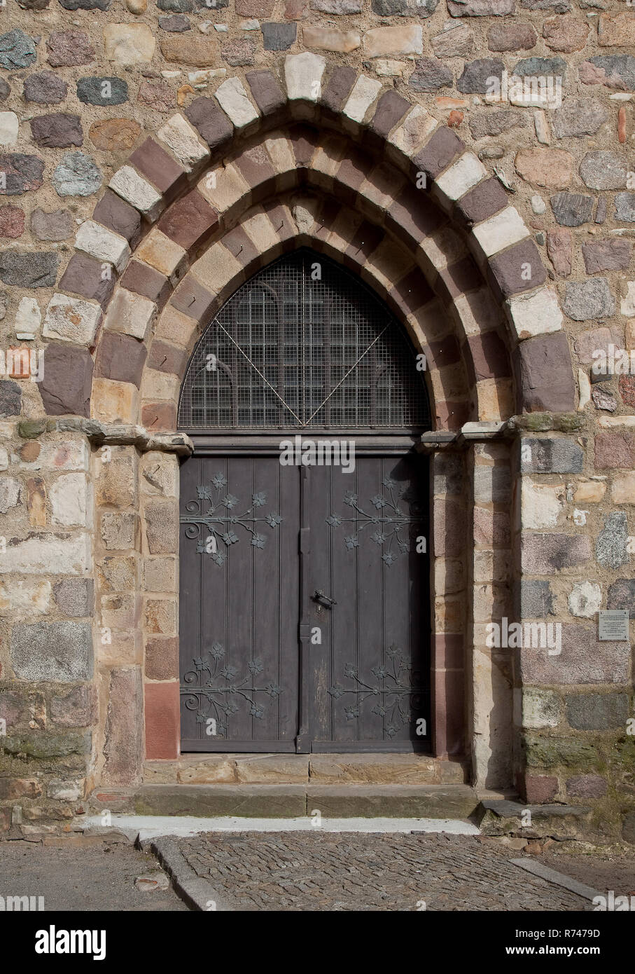 Burg bei Magdeburg, Westportal der Oberkirche Unser Lieben Frauen Westportal aus Feldsteinmauerwerk 13 Jh Stockfoto