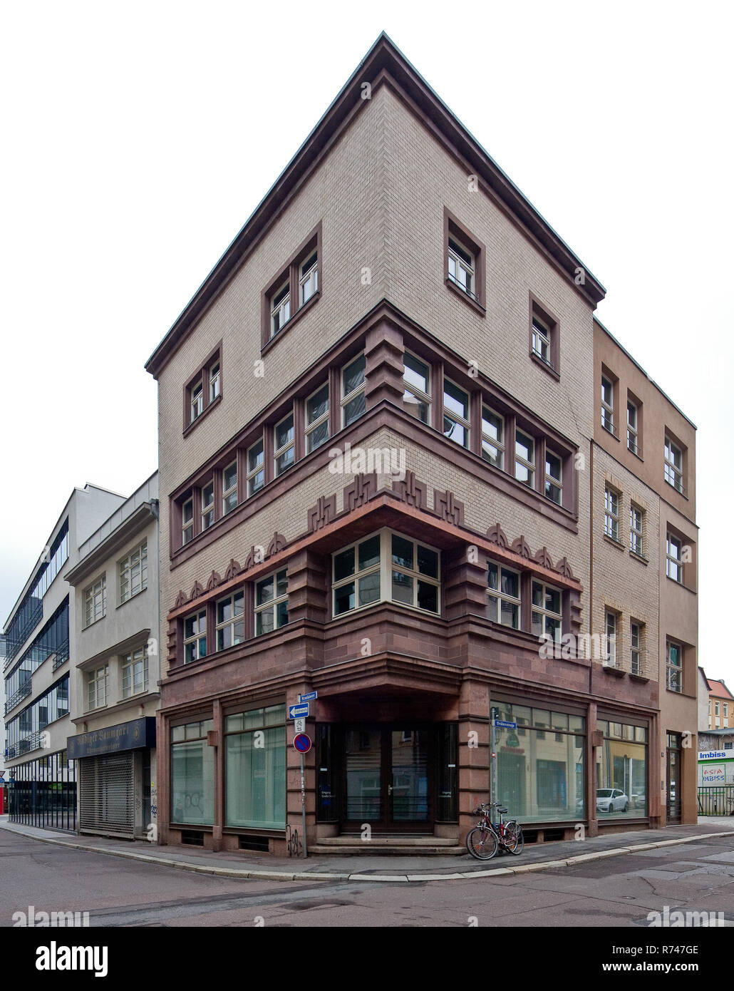 HalleSaale, Neunhäuser 5, Wohn-u Geschäftshaus, erbaut 1927,  expressionistischer Ziegelbau mit Werksteingliederung, vormals Sporthaus  Schnee Stockfotografie - Alamy