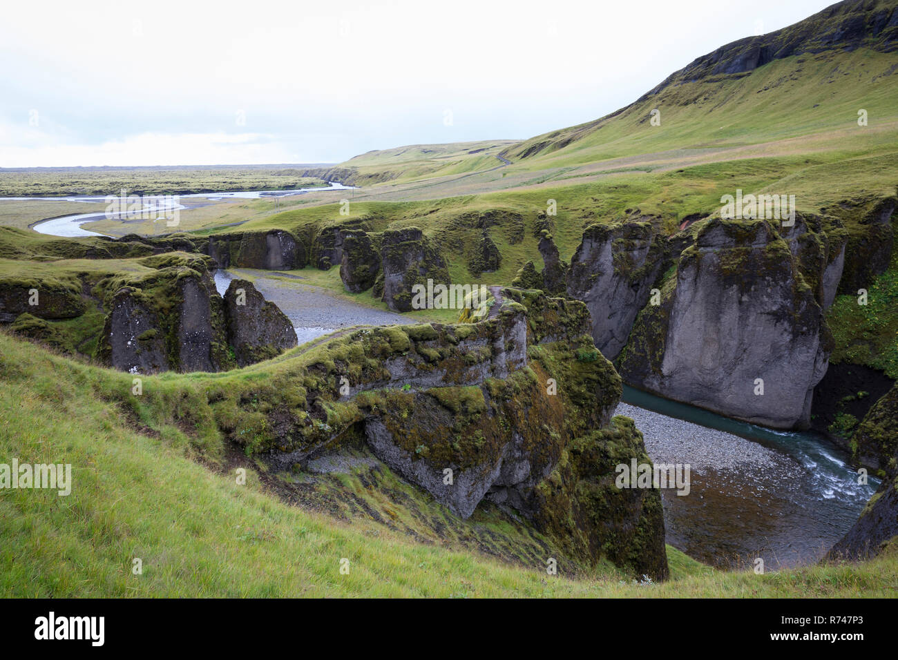 - Schlucht Fjaðrárgljúfur, Fjathrargljufur-Schlucht, Schlucht, Canyon im Süden von Island, durch die Schlucht fliesst der namensgebende Fluss Fjaðrá, können Stockfoto