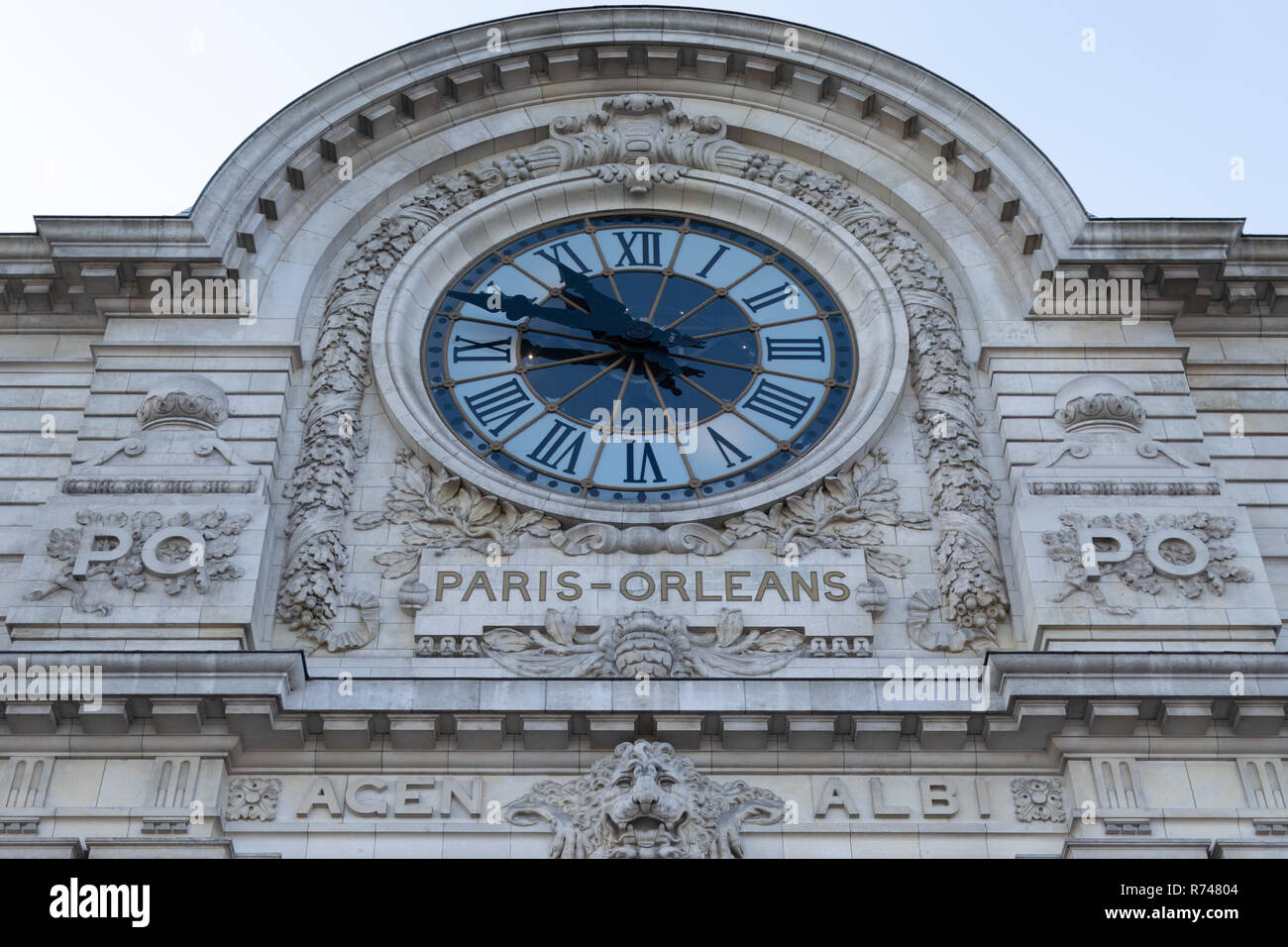 Eine der beiden Uhren auf der Vorderseite des Musée d'Orsay. Jetzt ein Museum, das Gebäude ist ein Bahnhof. Stockfoto