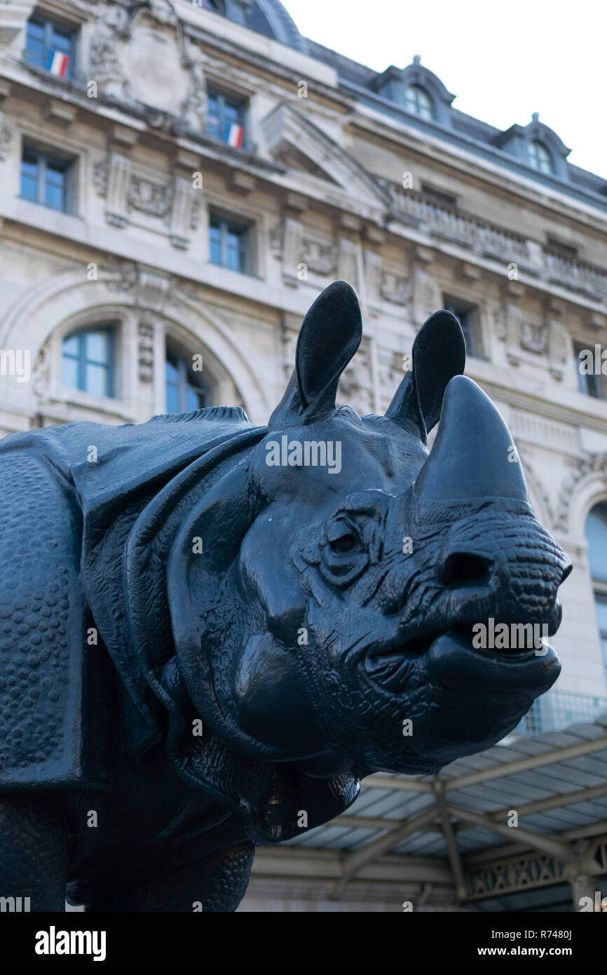 "Rhinocéros", eine Skulptur aus Henri-Antoine Jacquemart, auf der Esplanade des Orsay Museum in der Nähe der Eingang der Besucher Stockfoto