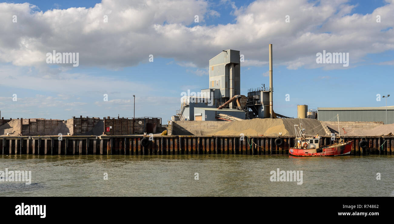 Whitstable, England, Großbritannien - 6. Juni 2015: Aggregate werden in einer industriellen Anlage am Kai von Whitstable Hafen auf North Kent's sortiert angelandet und Stockfoto