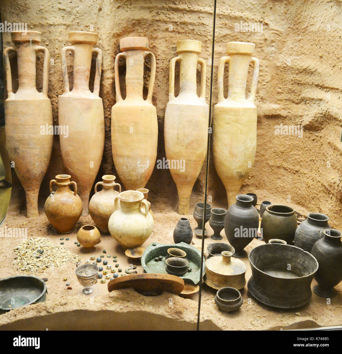 Römische Krüge, Töpfe und Flaschen in einer ständigen Ausstellung im British Museum, London, UK Stockfoto