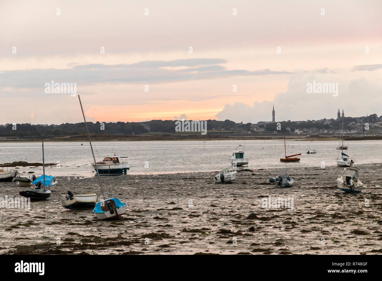 Roscoff, Frankreich. Blick auf die Bahie de Morlaix (Bucht von Morlaix) und der Stadt von Saint-Pol-de-Leon bei Sonnenuntergang, Bretagne (Bretagne) Stockfoto