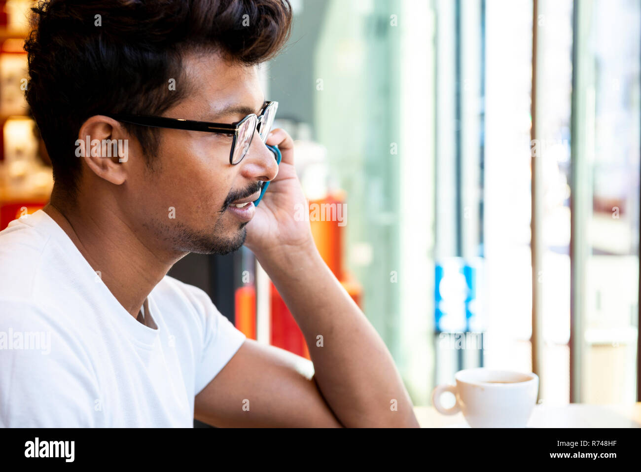 Mann mit Smartphone im Cafe Stockfoto