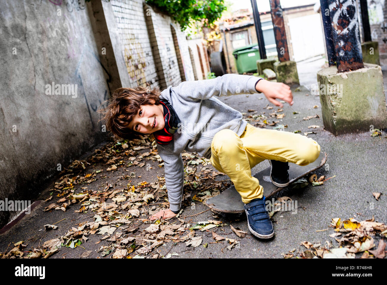 Junge fallen Skateboard auf der Straße Stockfoto