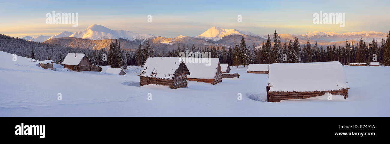 Panorama Mountain Village der Hirten. Winterlandschaft mit Holzhäusern. Schöne Dämmerung frostigen Morgen. Karpaten, Ukraine Stockfoto