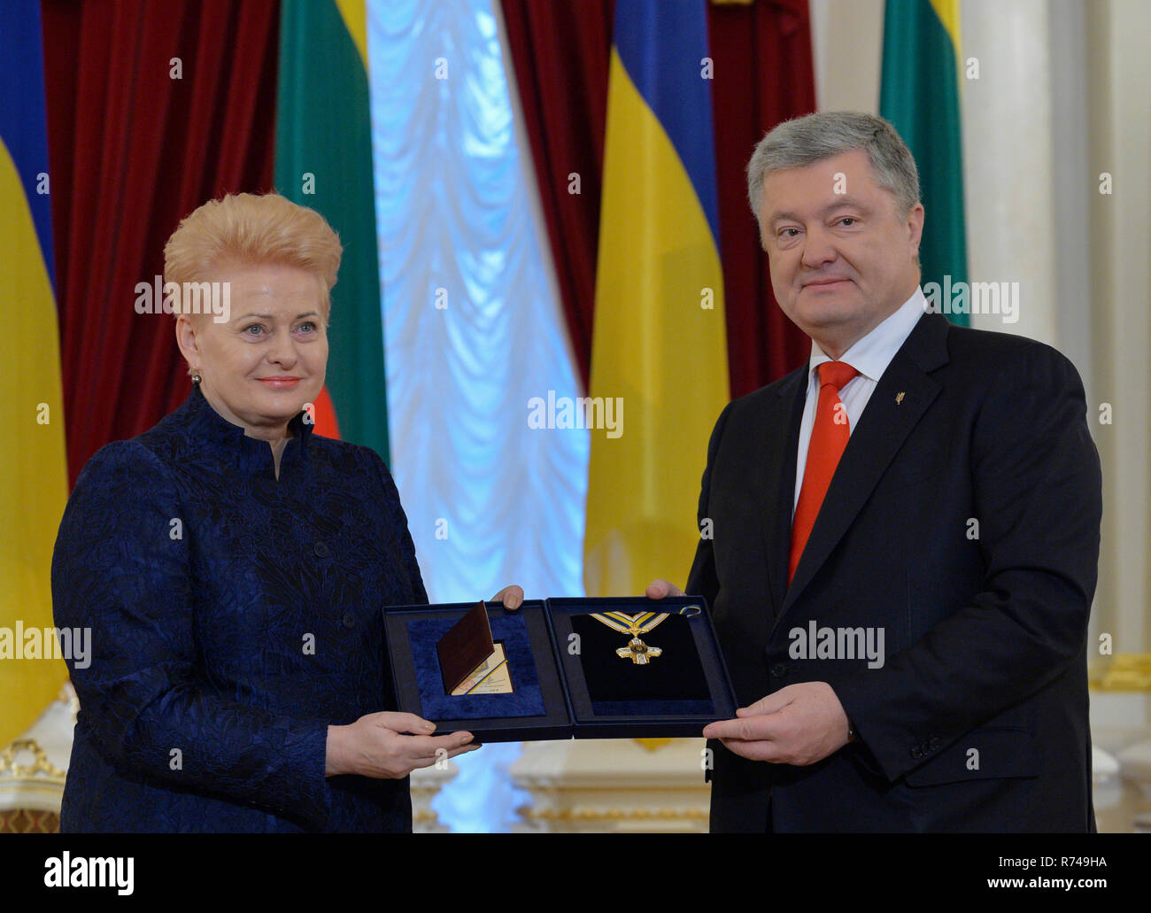 Der Präsident der Ukraine Petro Poroschenko gesehen Übergabe die Ordnung der Freiheit zu den Dalia Grybauskaite, der Präsident der Republik Litauen während Ihrer Konferenz in Kiew Stockfoto