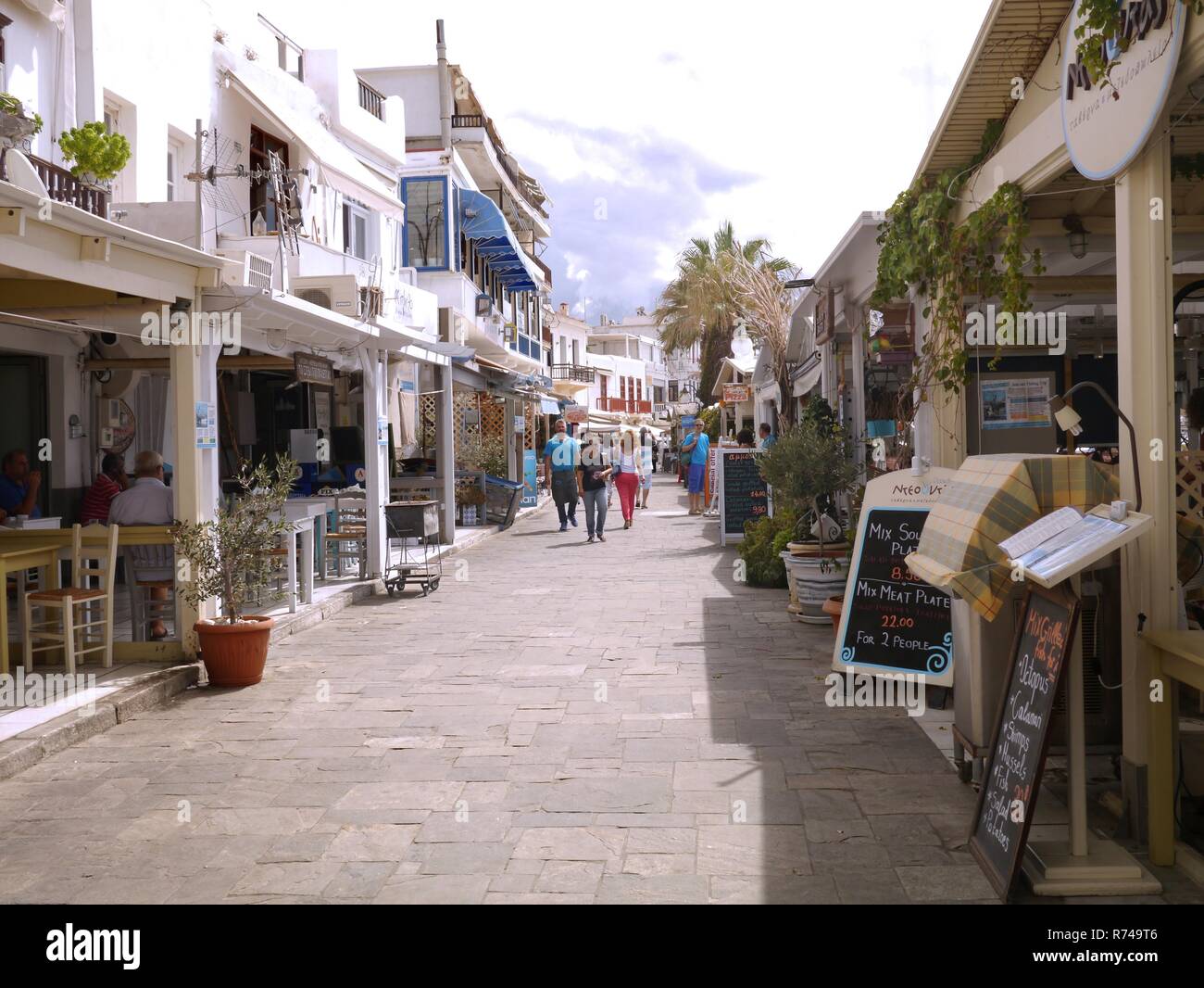 Promenade mit Restaurants und Geschäften in der Stadt Naxos. Die Insel Naxos ist die größte Insel der Kykladen. Stockfoto