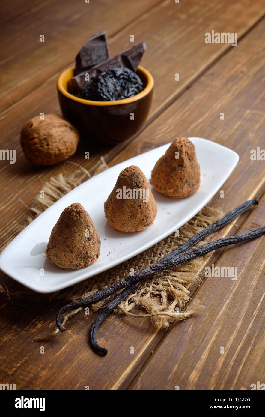 Vegan hausgemachten Süßigkeiten mit Backpflaumen und Nüssen in Kakaopulver. Stockfoto