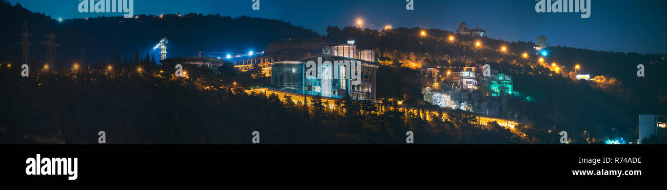 Tiflis, Georgien. Nacht Blick auf den Komplex der Gebäude, Residence in Sololaki Ridge von der Georgischen tycoon Boris (bidzina) Ivanishvili in Tiflis. Stockfoto