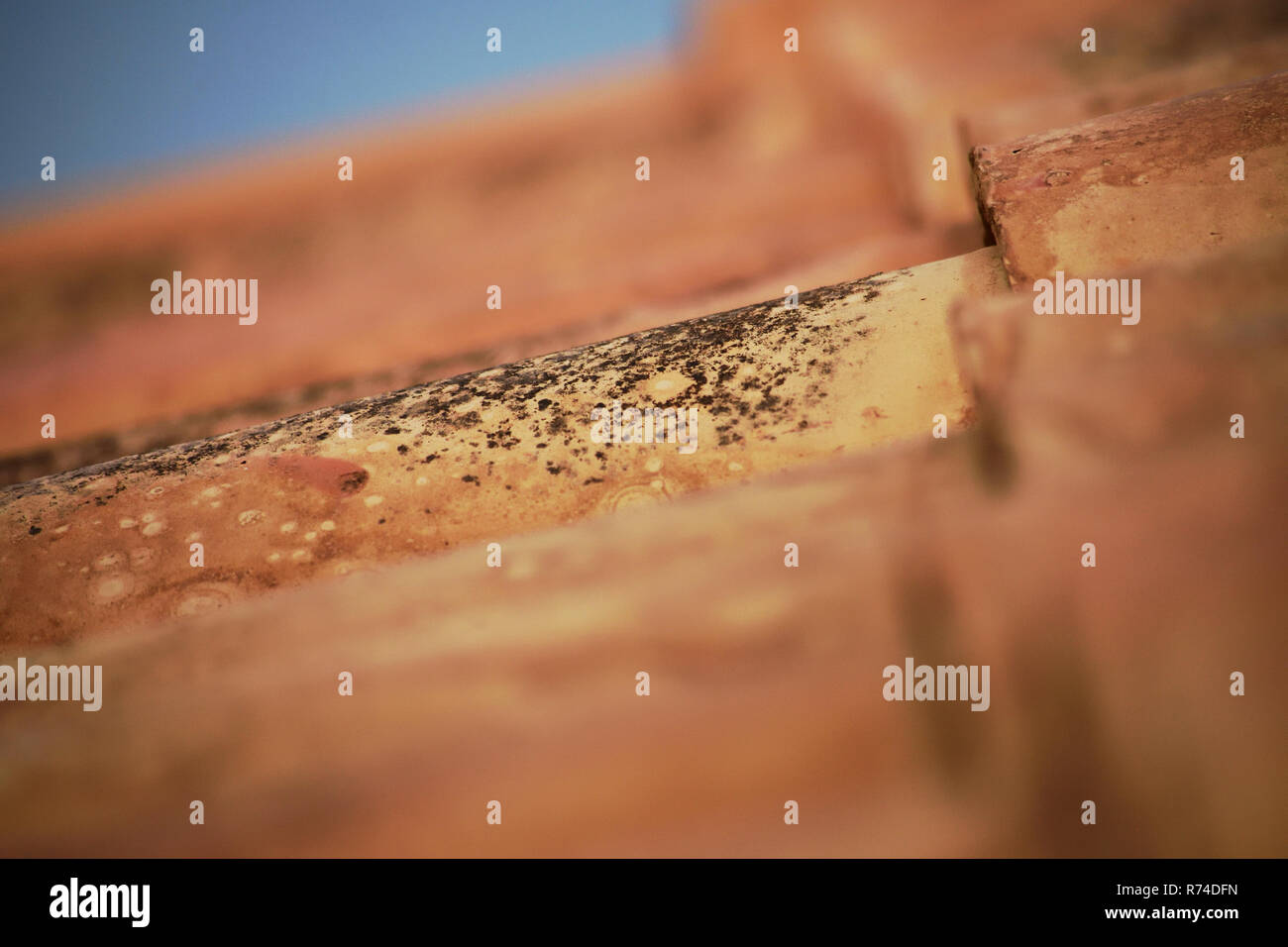 Seite von Orange roten Dachziegeln Stockfoto