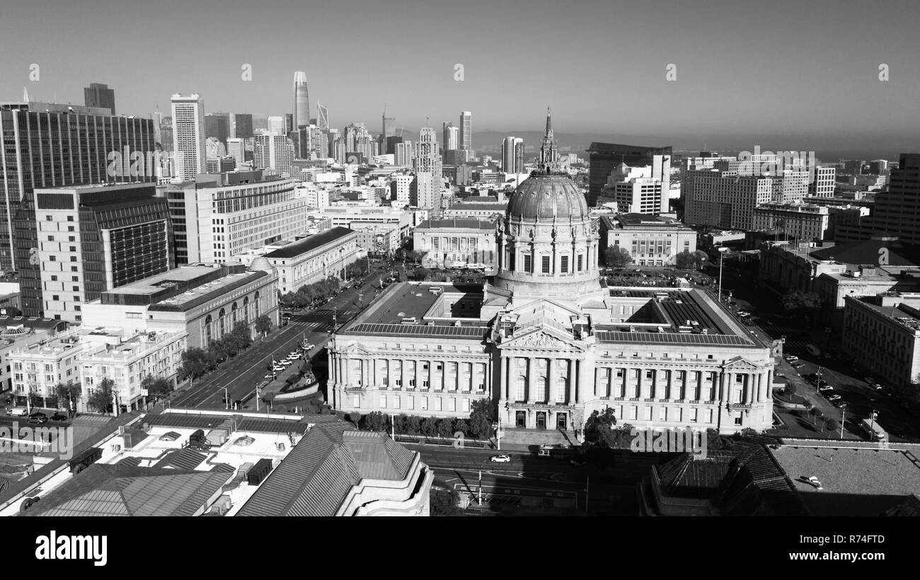 Altes Rathaus steht majestätisch in der städtischen Landschaft in der Innenstadt von San Francisco, CA Stockfoto