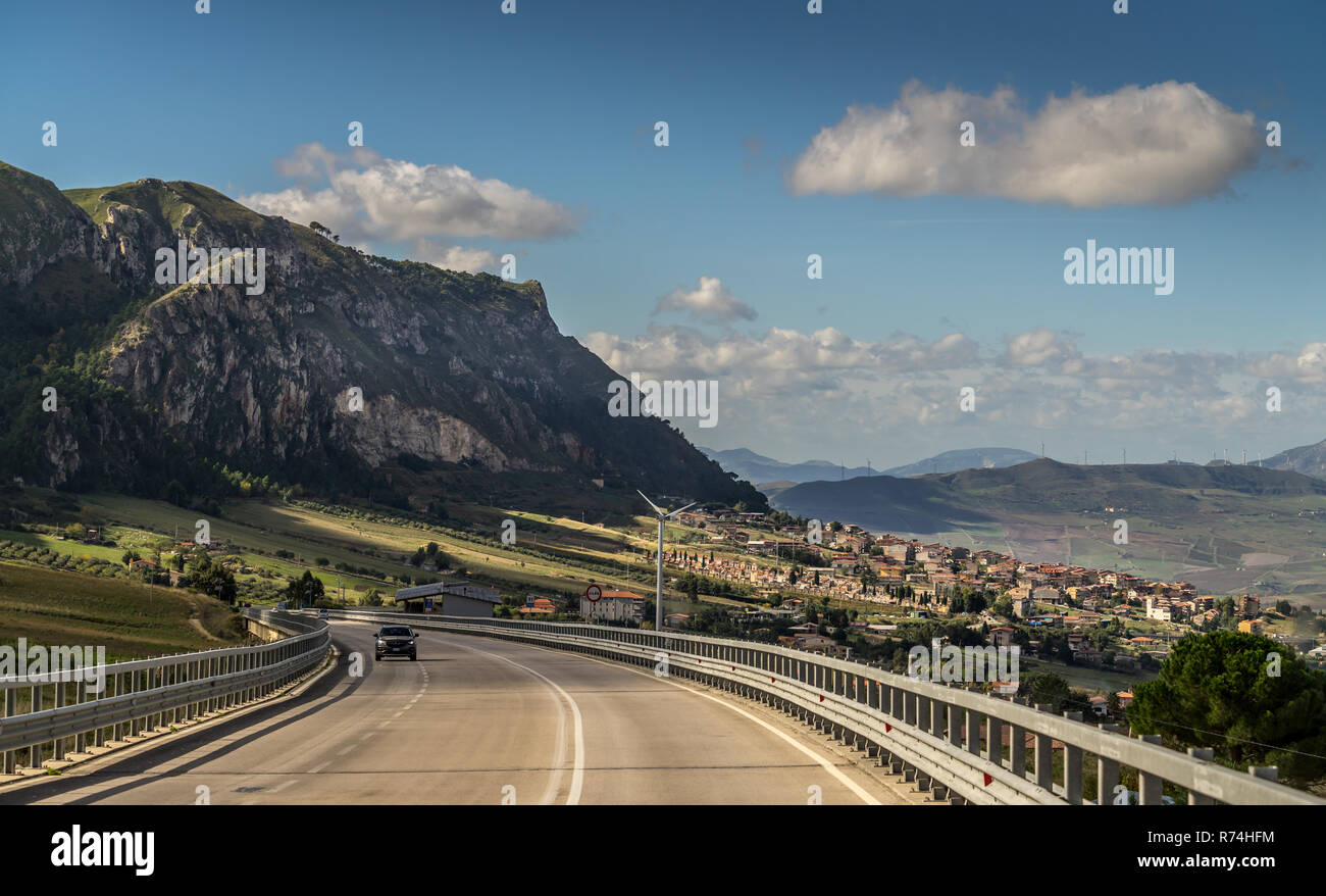 Reisen nach Italien - Straßen, Häuser und landwirtschaftliche Felder in der Nähe von Agrigento Stockfoto