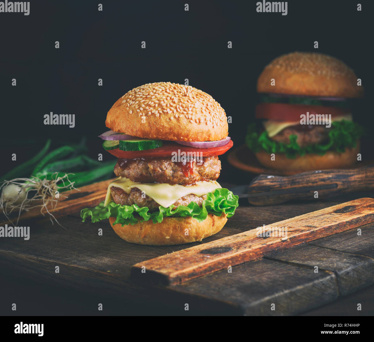 Double Cheeseburger in einem Brötchen Mit Sesam Stockfoto