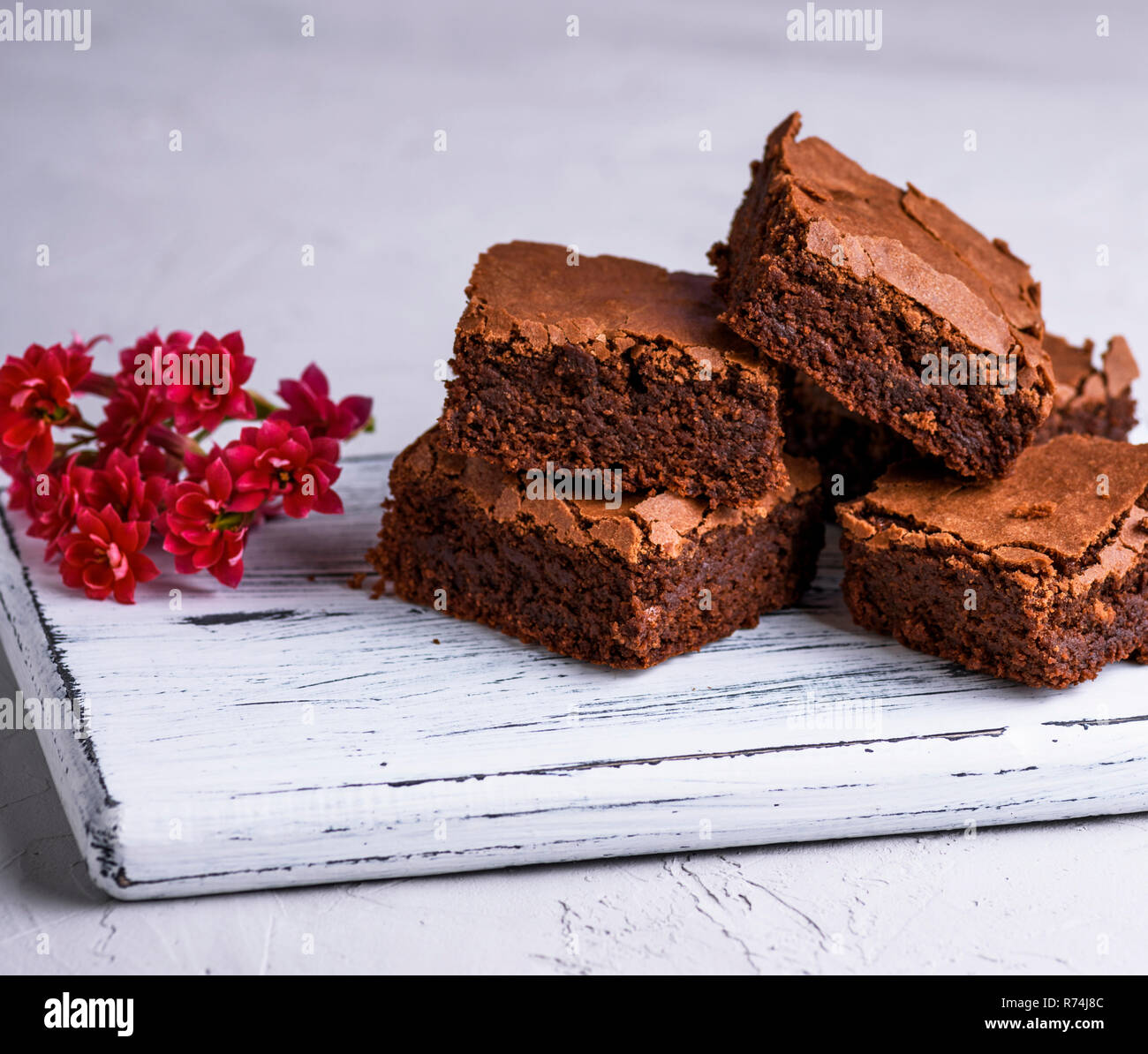 Stapel der quadratische Scheiben gebackene Brownie pie Stockfoto