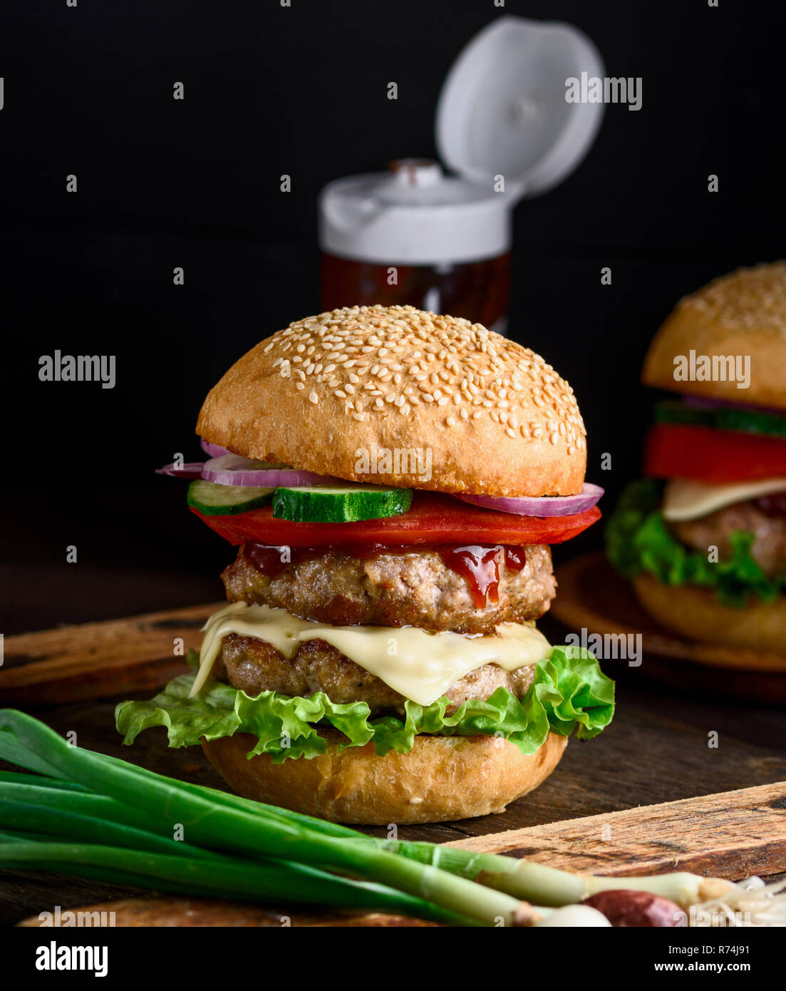Double Cheeseburger in einem Brötchen Mit Sesam Stockfoto