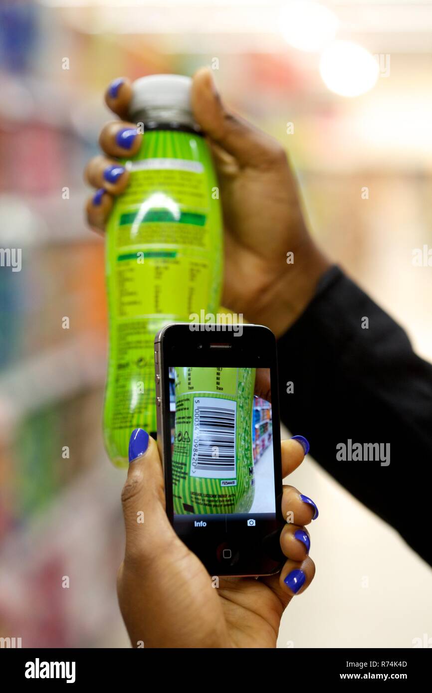 Shopping mit einem smart phone Barcodes der Konsumgüter in einem Supermarkt zu scannen Stockfoto