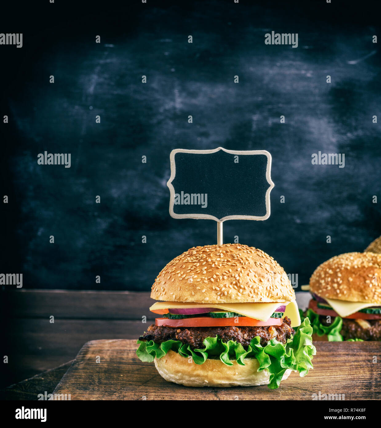 Leere Holz- Zeiger ist in einer großen Hamburger mit einer Frikadelle klemmt Stockfoto