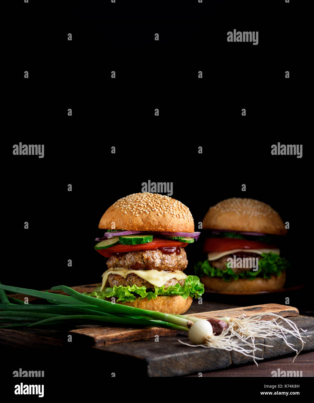 Doppel Burger mit Gemüse und Käse Stockfoto