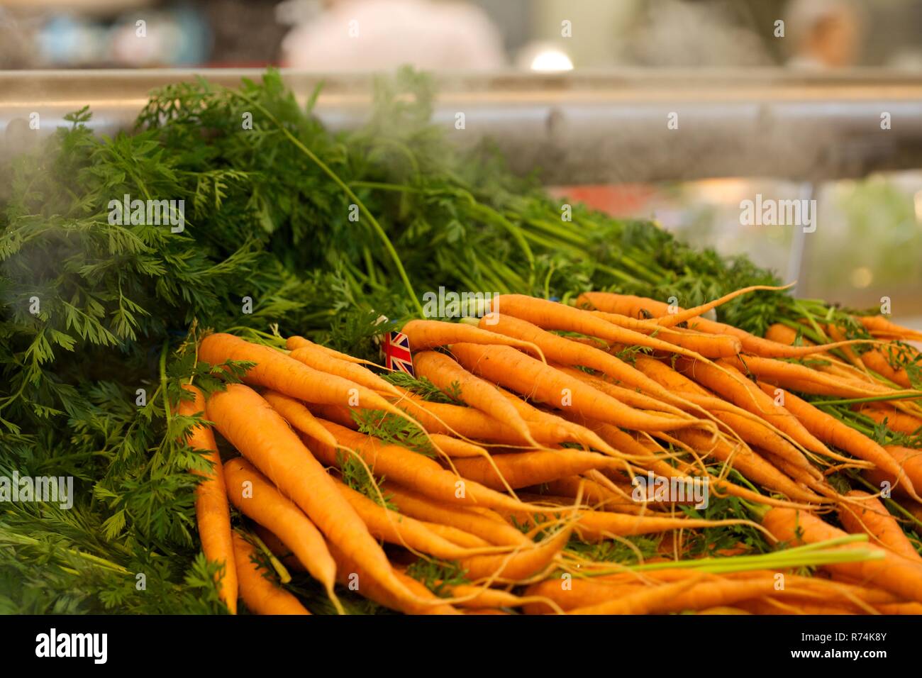 Trauben der unverpackten Karotten in einem Supermarkt Obst- und Gemüsehändler Stockfoto