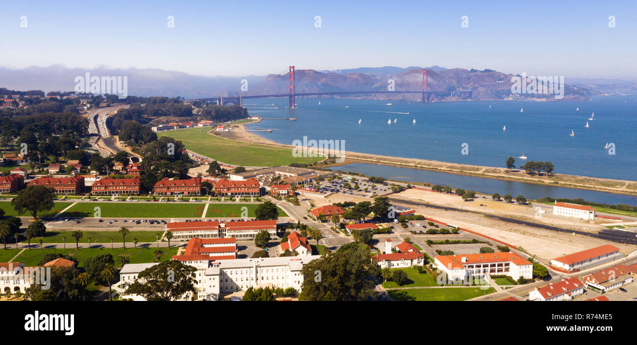 Segelboote füllen die Bucht unterhalb der Golden Gate Bridge in der Bucht an der Küste von San Francisco CA Stockfoto