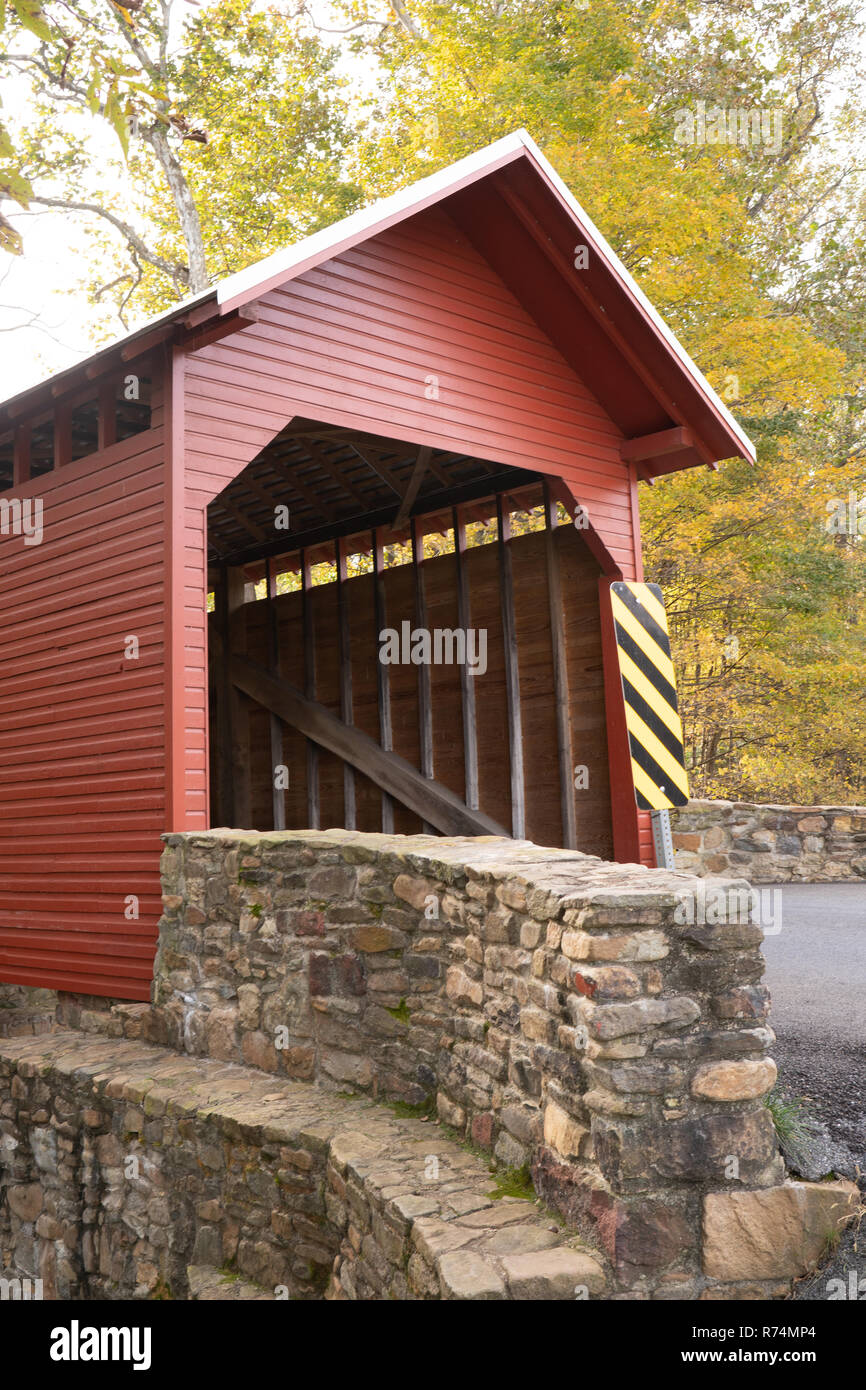 Die rote Roddy River Covered Bridge ermöglicht die Passage über den Fluss durch den gleichen Namen in Maryland Stockfoto