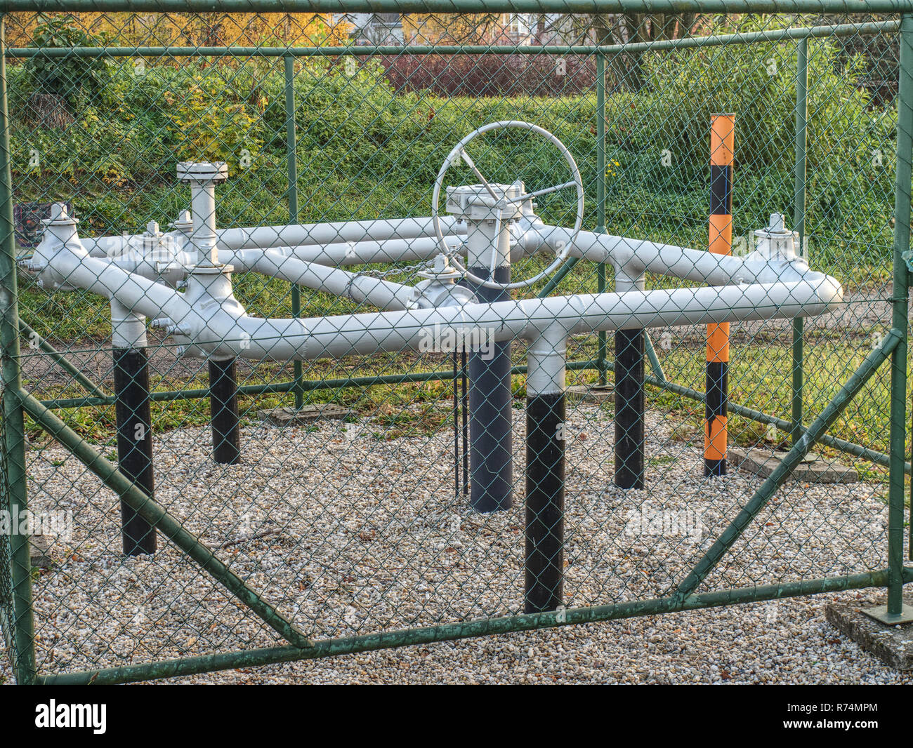 Steuerventil und Verriegelung der unterirdischen Gas Pipeline mit einem Zaun geschützt. Stockfoto