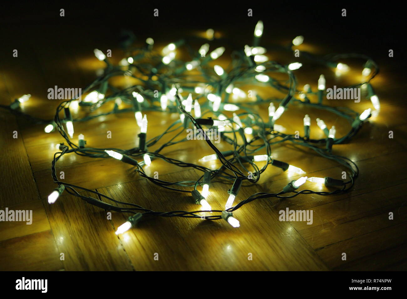 White Christmas lights wider auf den Boden. Stockfoto