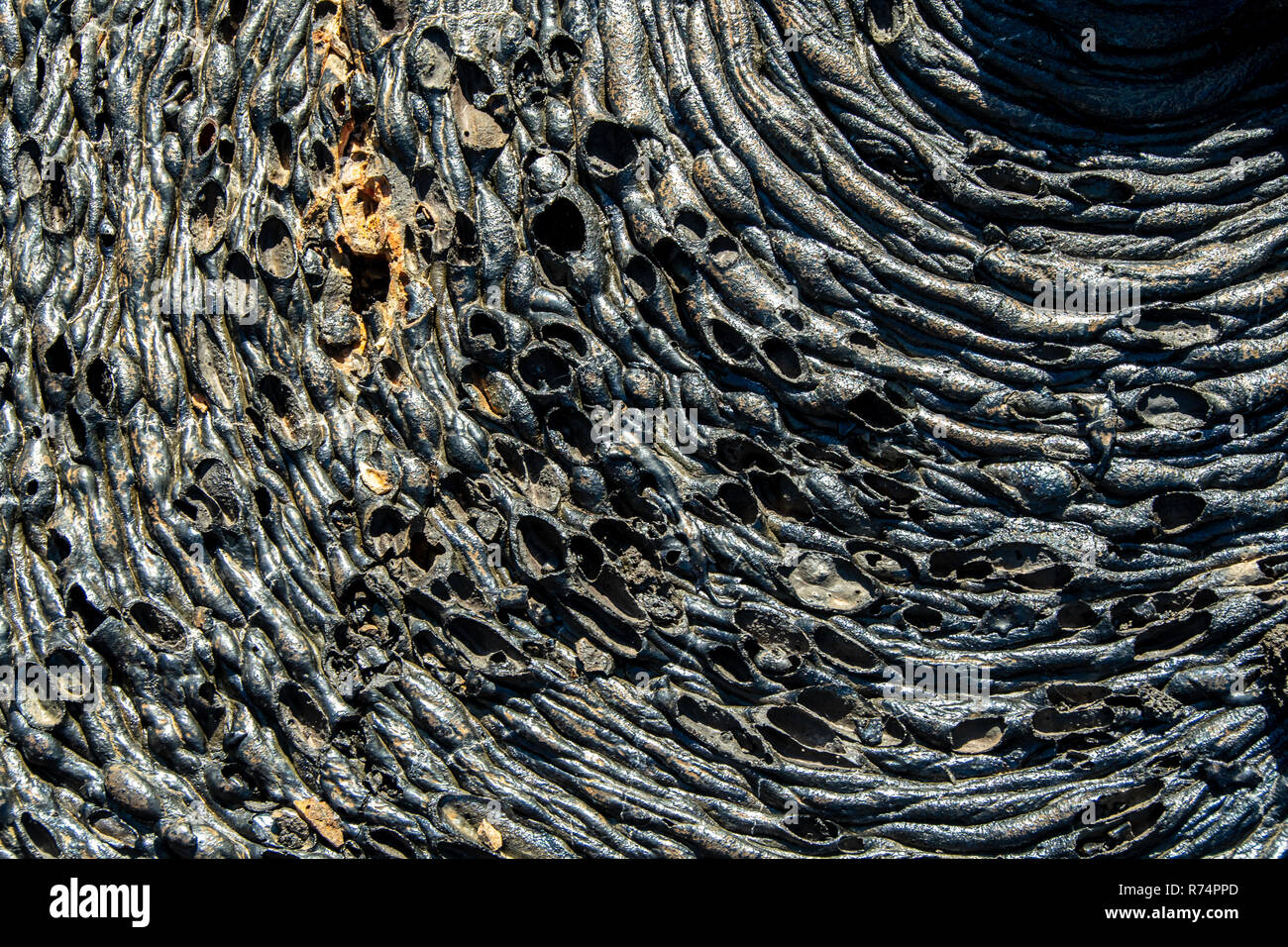 Zeichnungen und Formen auf dem Lavastrom von der Insel Santiago auf Galapagos, Ecuador Stockfoto