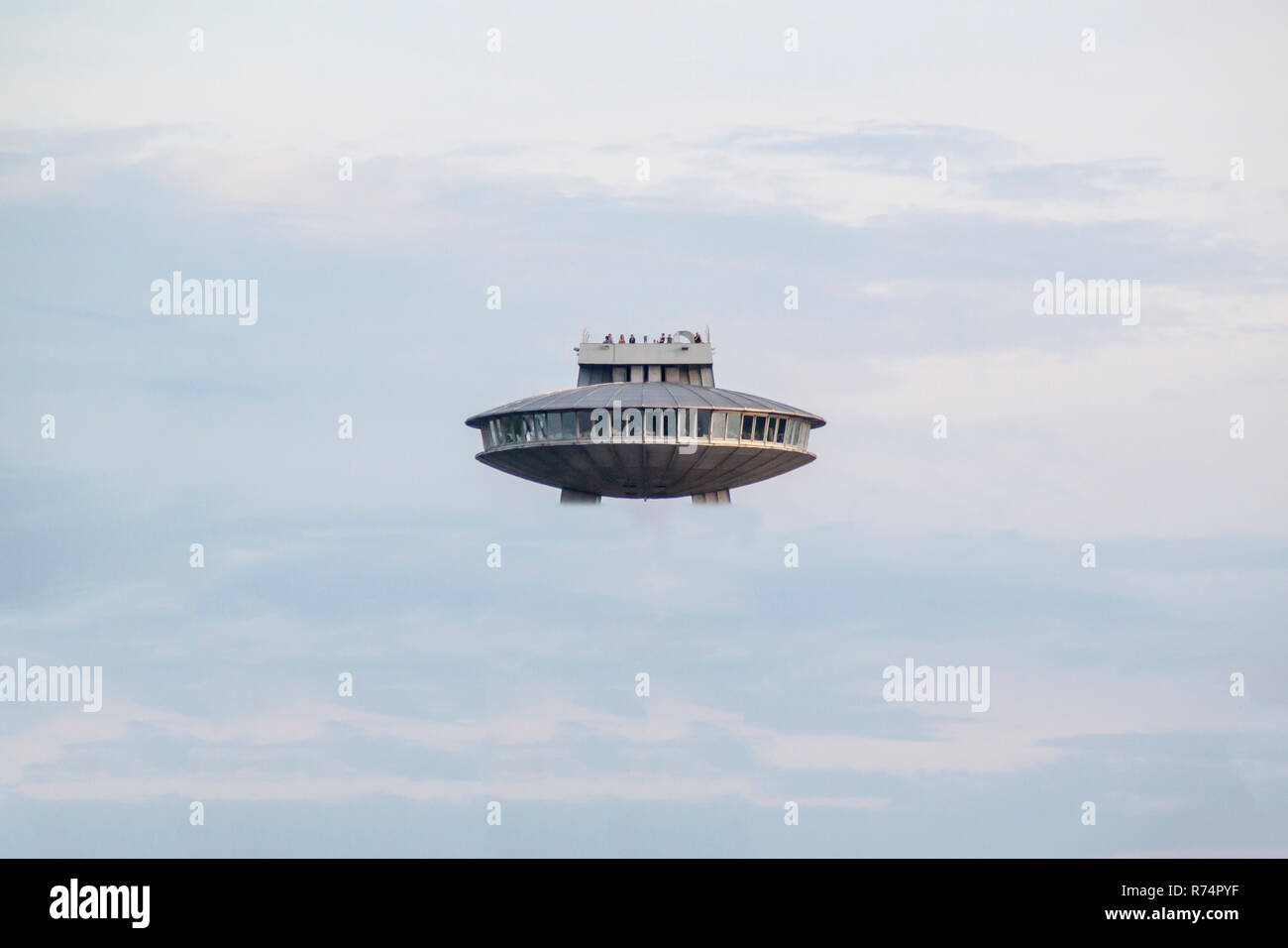 UFO Schiff mit Außerirdischen an Bord Stockfoto