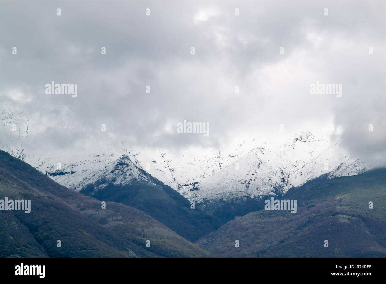 Verschneiten Gipfel in Wolken bedeckt Stockfoto