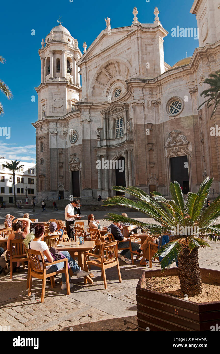 Bar auf der Terrasse und der Kathedrale. Cadiz. Region Andalusien. Spanien. Europa. Stockfoto