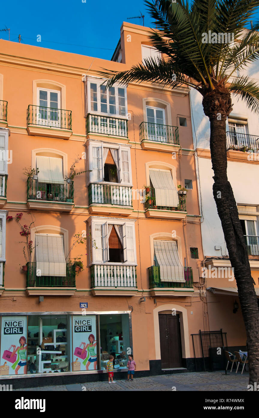 Apartment Gebäude und zu speichern. Cadiz. Region Andalusien. Spanien. Europa. Stockfoto
