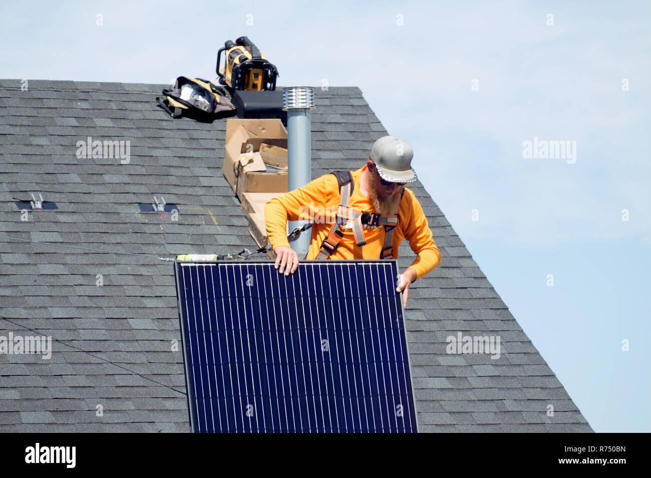 Ein Installationsprogramm mit Solarzellen auf einem Dach. Stockfoto