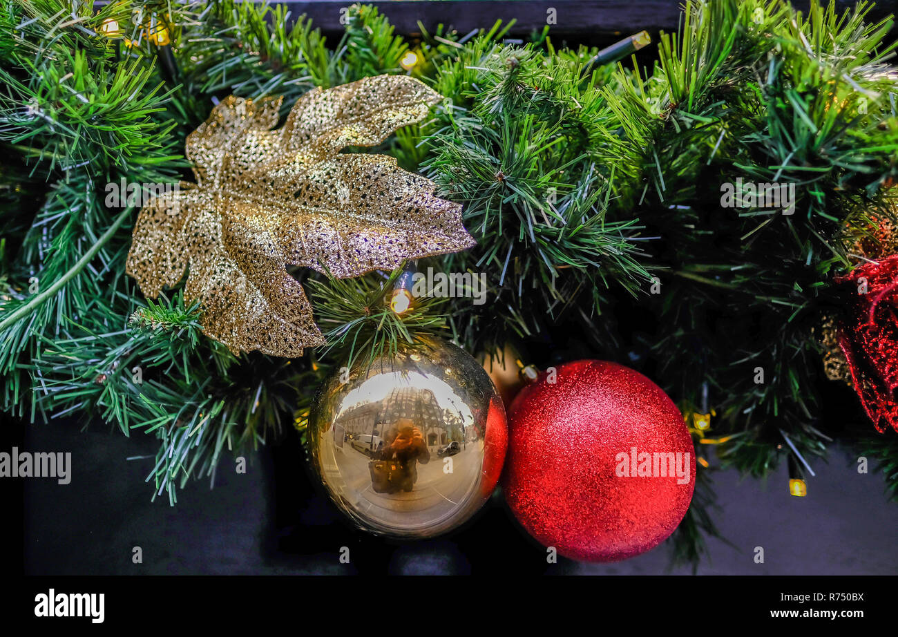 Weihnachtsschmuck von Evergreen, Blattgold und Rot Ornament. Stockfoto