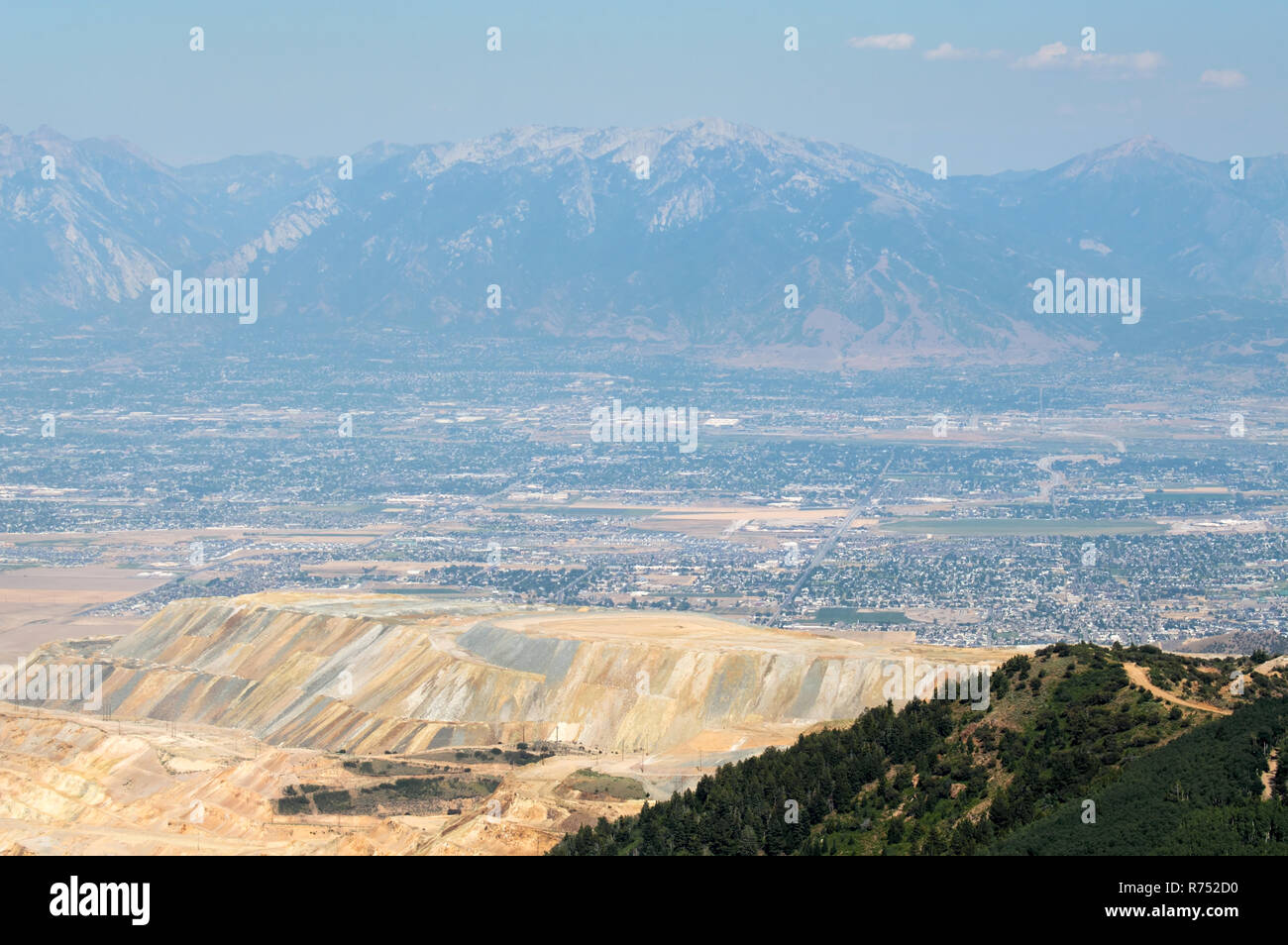 Mit Blick von oben in den Salt Lake City Tal von einem Berggipfel. Stockfoto