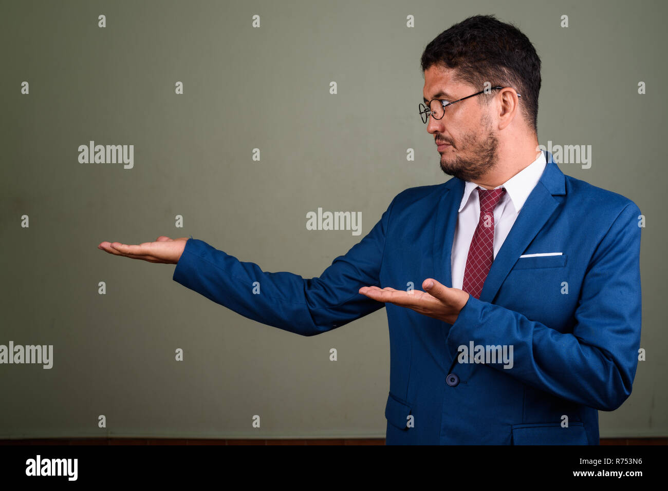 Bärtige persischen Geschäftsmann, tragen, Klage gegen Farbige backgro Stockfoto