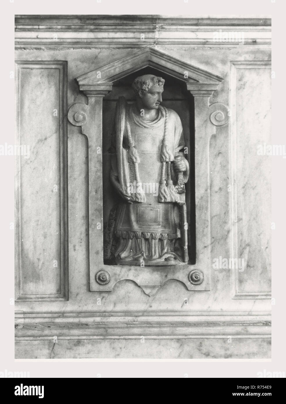 Umbrien Perugia Spello S. Lorenzo, das ist mein Italien, die italienische Land des Visual History, S. Lorenzo 1120 steht auf dem Gelände der ehemaligen S. Ercolano. Außenansichten der Portal aus dem 13. Jahrhundert und die Fassade im Jahr 1540 umgebaut. Blick auf den Innenbereich konzentriert sich auf die Malerei und Skulptur vom 15. bis 18. Jahrhunderts Marmor Intarsien Taufbecken 1607 Hauptaltar Baldachin eine Nachahmung des in St. Peter, Rom Holz Intarsien choirstalls aus Holz und Brust in der Sakristei mit dem intarsiaed dar, Mose, Noah und Zaccariah hölzerne Kanzel mit Reliefs des Martyriums des S. Lorenzo Fresken in Th Stockfoto
