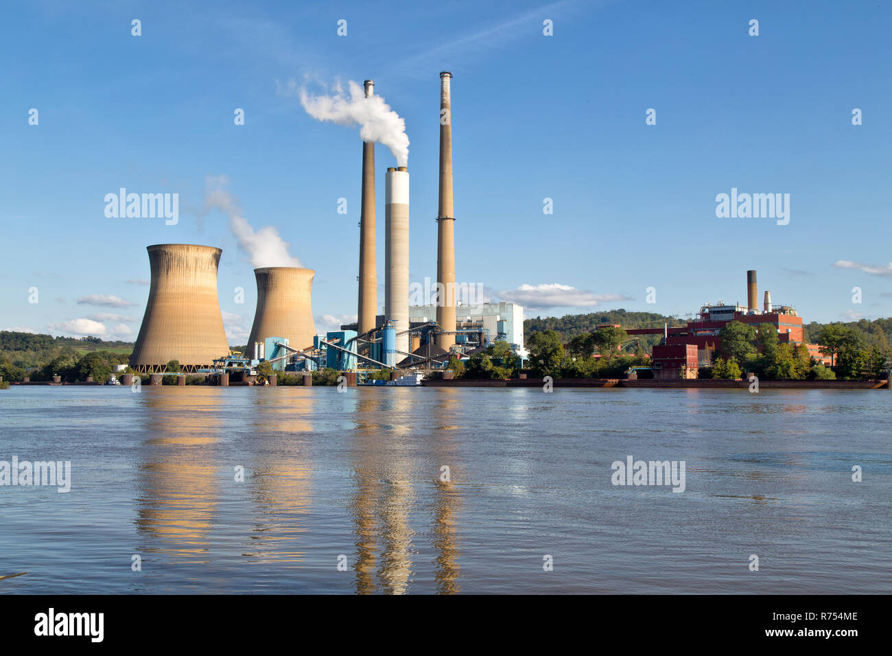 Pleasants Power Station läuft, 1,3 Gigawatt Kohle- Kraftwerk, gelegen am Ohio River, Willow Island, in der Nähe von Belmont. Stockfoto