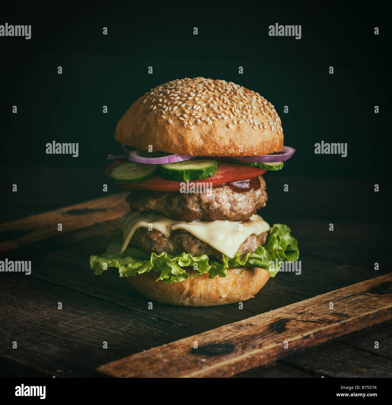 Cheeseburger in einem Brötchen Mit Sesam Stockfoto