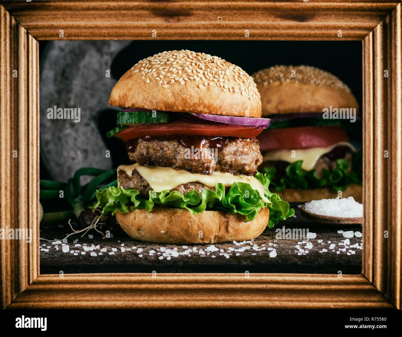 Doppel Burger mit Gemüse und Käse Stockfoto