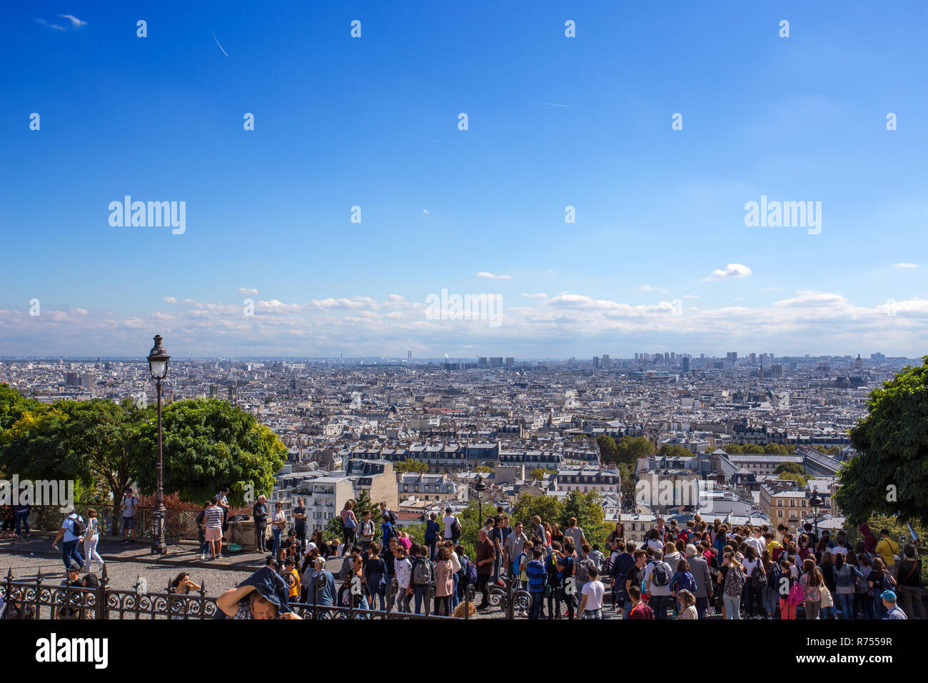 PARIS, Frankreich, 7. September 2018 - Masse von Leuten, die die Stadt Paris vom Gipfel der Butte Montmartre, dem höchsten Punkt der Ci Stockfoto