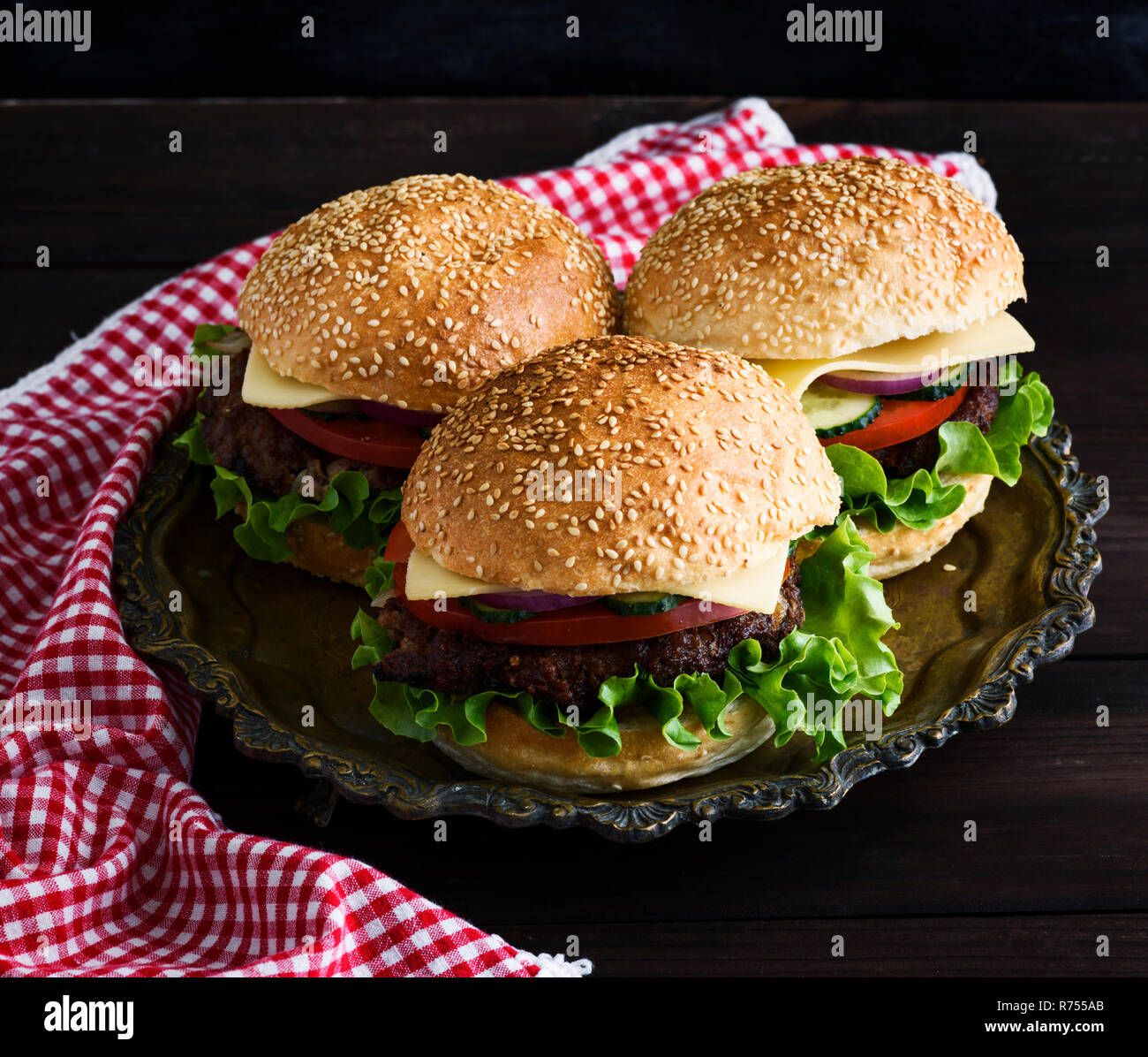 Drei Burger mit Fleisch hacken, Gemüse und Käse Stockfoto