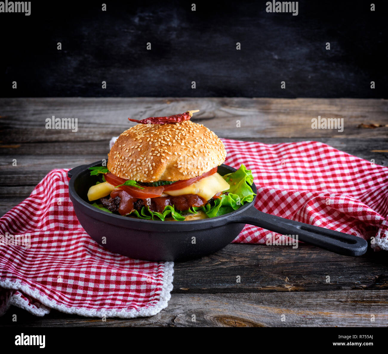 Burger mit einer Frikadelle und Gemüse Stockfoto