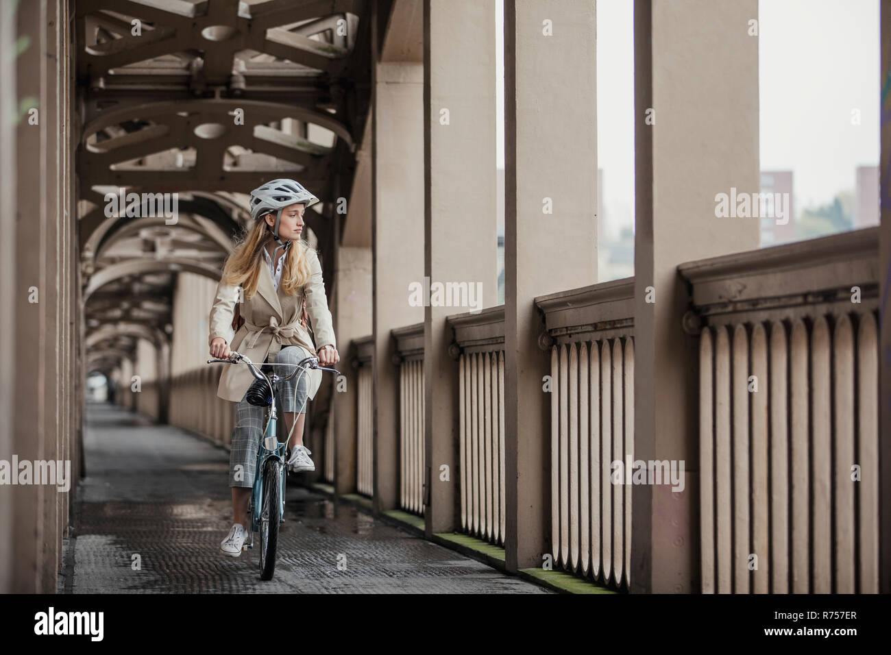 Junge Erwachsene Buisnesswoman Radfahren zur Arbeit Stockfoto