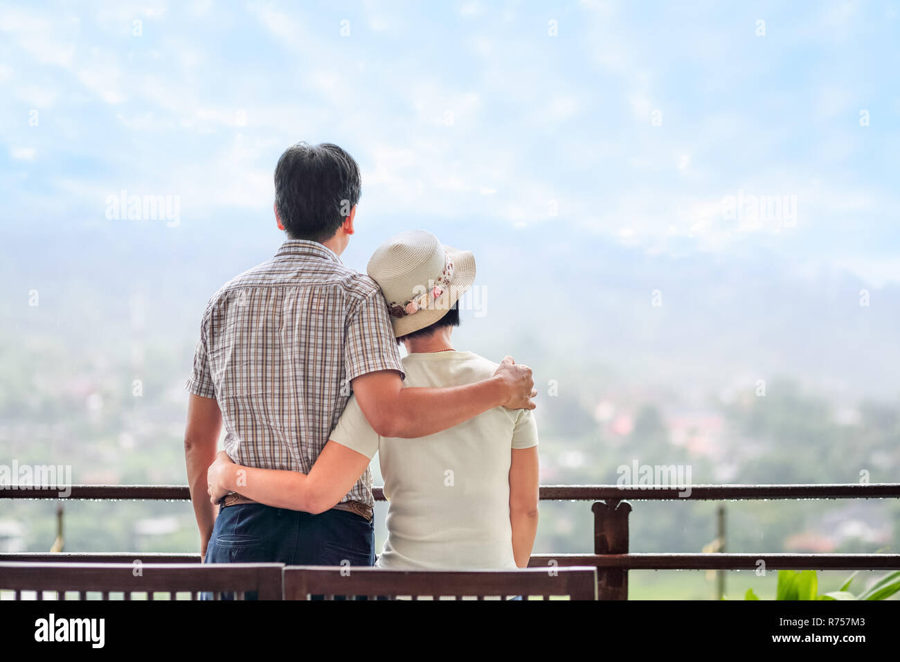 Rückansicht eines glücklichen asiatischen im mittleren Alter ein Paar auf der Werkbank Stockfoto