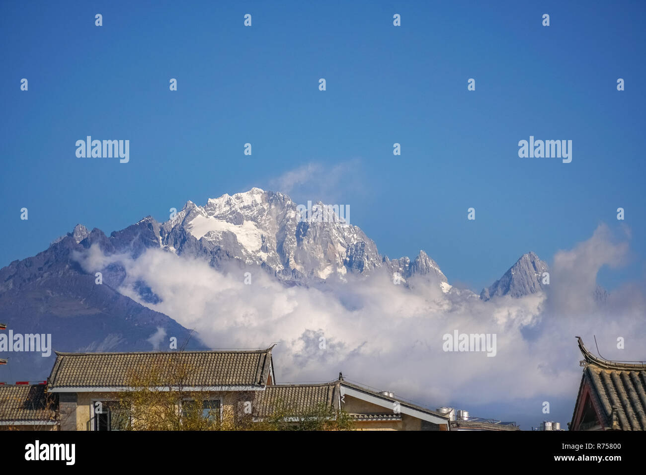 Jade Dragon Snow Mountain, Lijiang, Yunnan, China. Foto von Weltkulturerbe Altstadt statt. Stockfoto
